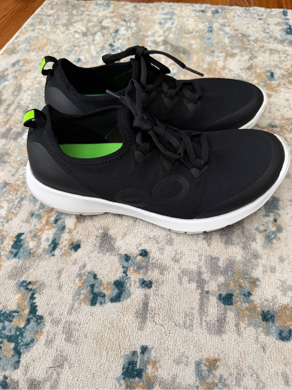 OOFOS Womens OOmg Running Shoe size 10